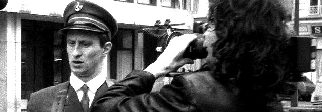 Eine Szene aus dem Film Mann beißt Hund: Killer Benoit wird von einem Kamerateam begleitet.