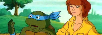 April O'Neil mit Leonardo aus der Comic-Serie Teenage Mutant Hero Turtles.