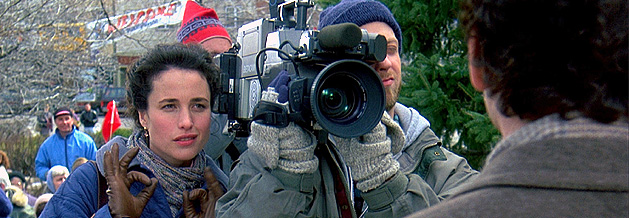 Szene aus dem Film Und täglich grüßt das Murmeltier: Philconnor und sein Filmteam, bestehend aus Aufnahmeleiterin Rita und Kameramann Larry.