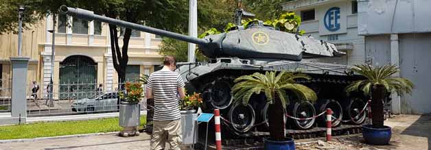 Kriegsgerät im Garten des  Ho Chi Minh City Museums. Davor: Der Autor dieses Blogs.