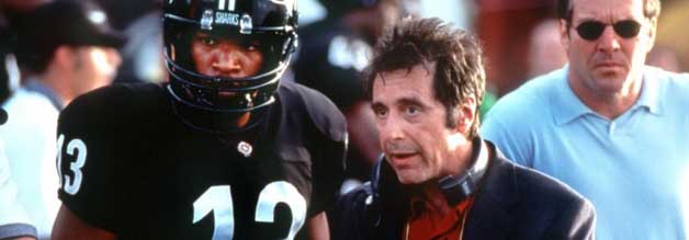 Coach D'Amato (Al Pacino) und sein bestes Pferd im Stall. Willie Beamen ist eigentlich nur dritter Quarterback, wird durch eine Verletzungsmisere ins Teams gespült. Rechts im Bild: Ein angesäuerter Denis Quaid.