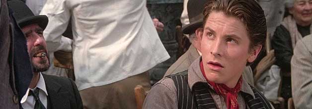 Newsies ist die Spielwiese eines sehr, sehr jungen Christian Bale. Er übernimmt die Rolle des fiktiven Streikanführers Jack Kelly. Der echte Anführer kommt im Film ebenfalls vor, ist aber nur eine Nebenfigur.