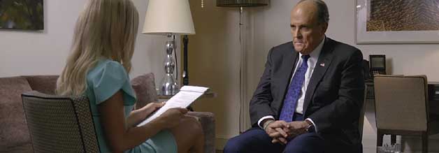 Der Skandal des Films: Borats Tochter Tutar führt ein Interview mit dem Trump-Berater und ehemaligen New Yorker Bürgermeister Rudy Guiliani - anschließend verlegen die beiden das Treffen ins benachbarte Hotelschlafzimmer. 