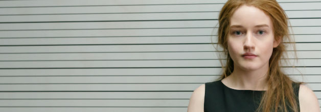 Julia Garner schlüpft in die Rolle der Hochstaplerin Anna Sorkin, die unter dem Namen Anna Delvey die New Yorker High Society prellte.