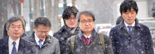 Takashi Uemura (2.v.r.) wehrt sich gegen die Vorwürfe, seine Berichte aus dem Jahre 1991 seien gefälscht. Und das mithilfe von Anwälten.