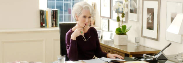 Miranda Priestly (Meryl Streep) kommandiert ihre Mitarbeiterinnen ziemlich rigoros herum.